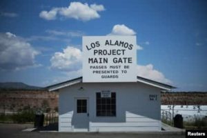 Una réplica de la Puerta Principal del Proyecto Los Álamos, donde se desarrollaron las primeras bombas atómicas durante la Segunda Guerra Mundial, se encuentra en las afueras de la ciudad de Los Álamos, Nuevo México, EEUU, 30 de julio de 2023. REUTERS/Brian Snyder